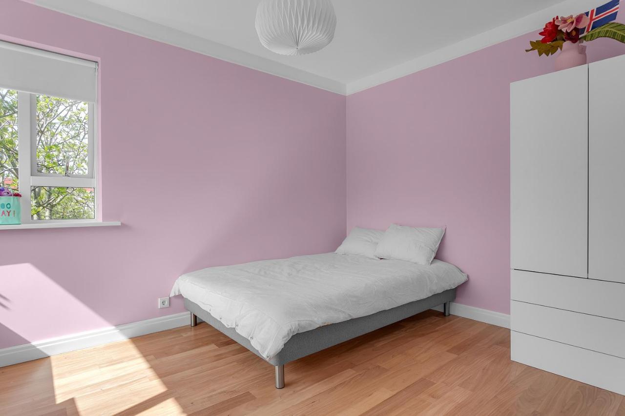 Apartment Spacious 4 Bedroom Apt - Ideal Location *