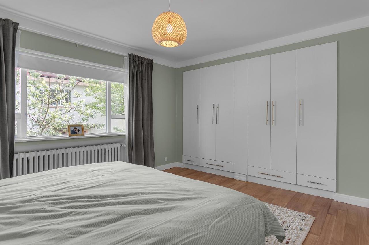 Apartment Spacious 4 Bedroom Apt - Ideal Location *