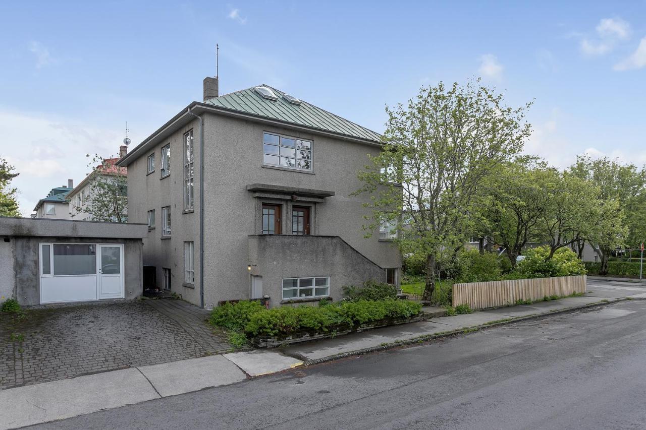 Apartment Spacious 4 Bedroom Apt - Ideal Location