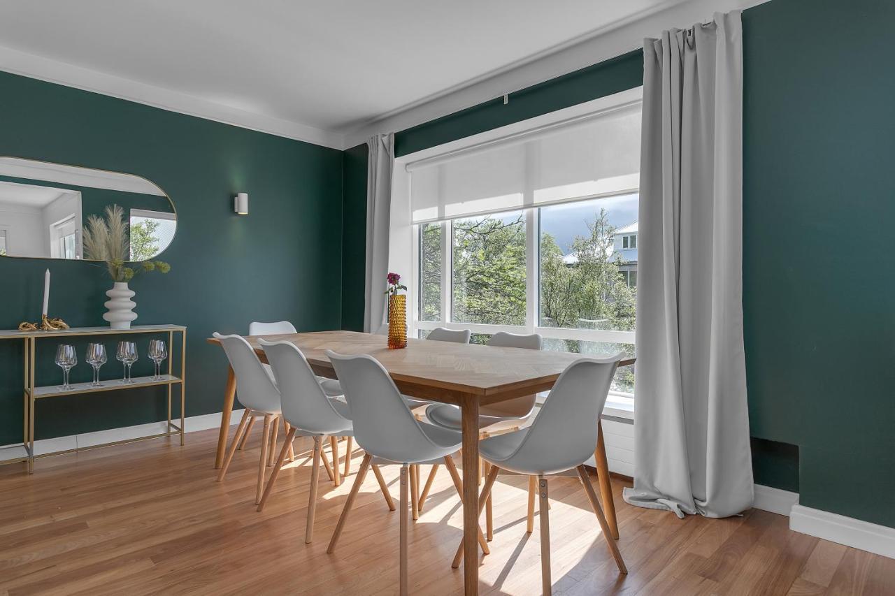 Spacious 4 Bedroom Apt - Ideal Location