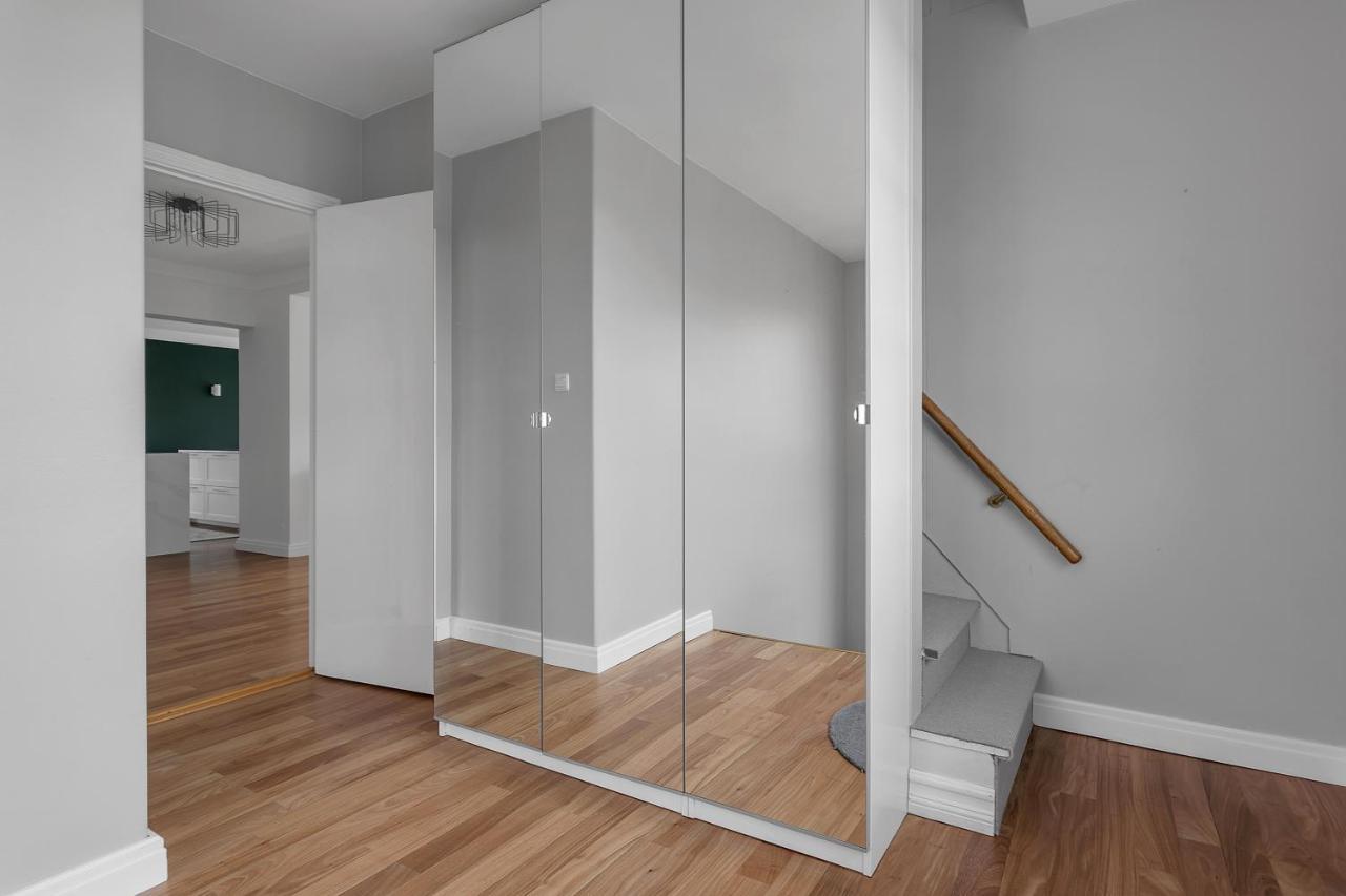 Apartment Spacious 4 Bedroom Apt - Ideal Location *
