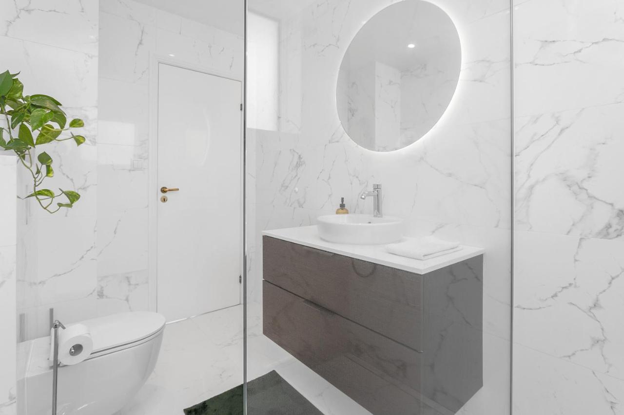 Apartment Spacious 4 Bedroom Apt - Ideal Location *
